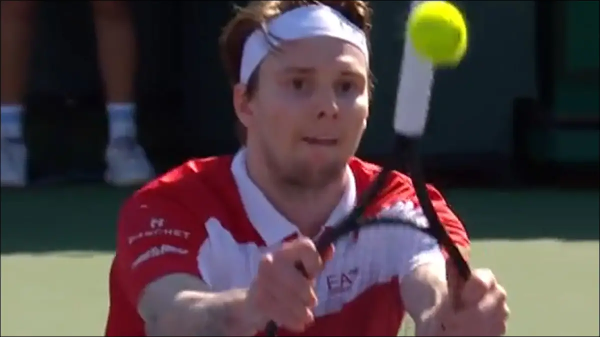 JUGADA. Alexander Bublik sorprendió al público en Indian Wells al definir un punto utilizando el grip de la raqueta durante su partido frente al australiano Rinky Hijikata.