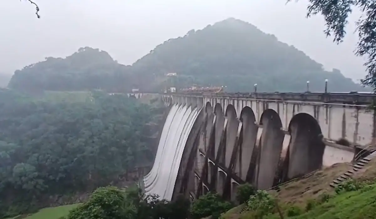 ESCABA. Abrieron las compuertas del dique en medio del fuerte temporal.