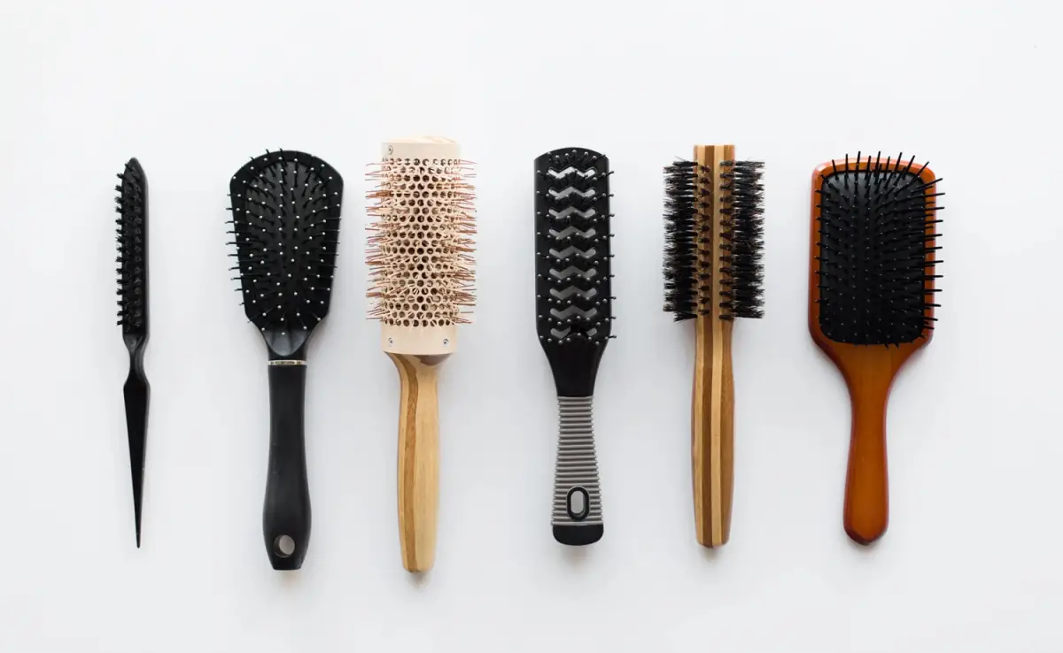 Cómo limpiar los peines y cepillos del pelo con bicarbonato: el truco simple que mejora la salud del cabello