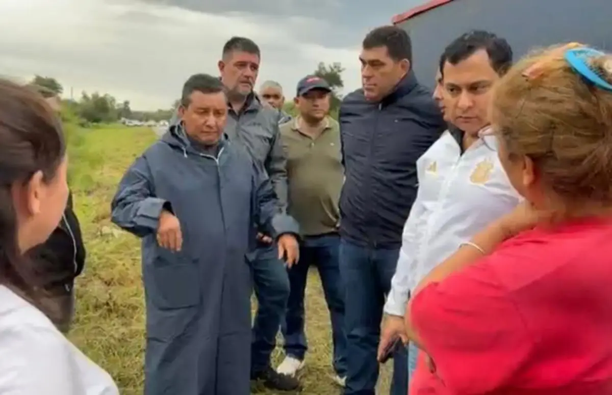 Darío Monteros, junta a Nazur y el legislador Herrera se hicieron presentes en la ruta 157 para monitorear la situación del río Marapa.