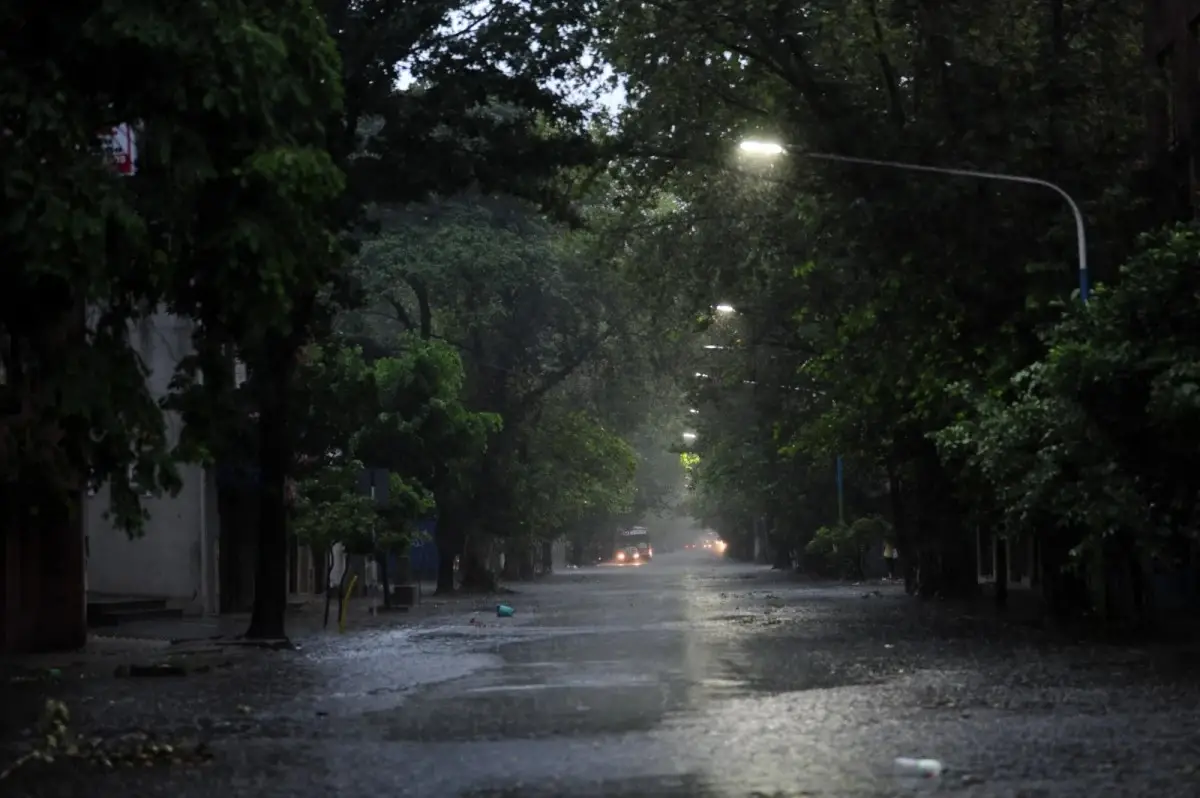 Temporal en Tucumán: aproximadamente 2.300 usuarios afectados por un corte de luz preventivo en la capital