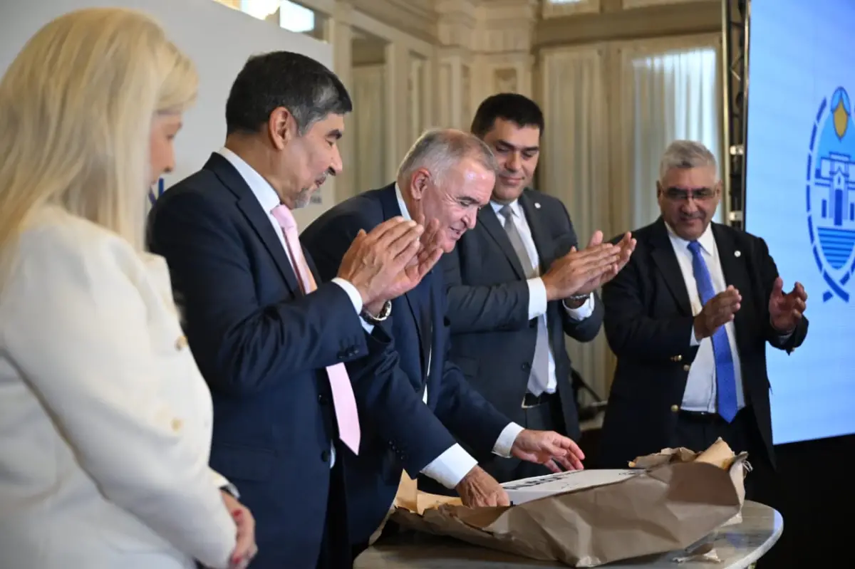 EN CASA DE GOBIERNO. El gobernador Osvaldo Jaldo encabezó el acto de apertura de sobres por la terminal. Foto de Comunicación Pública
