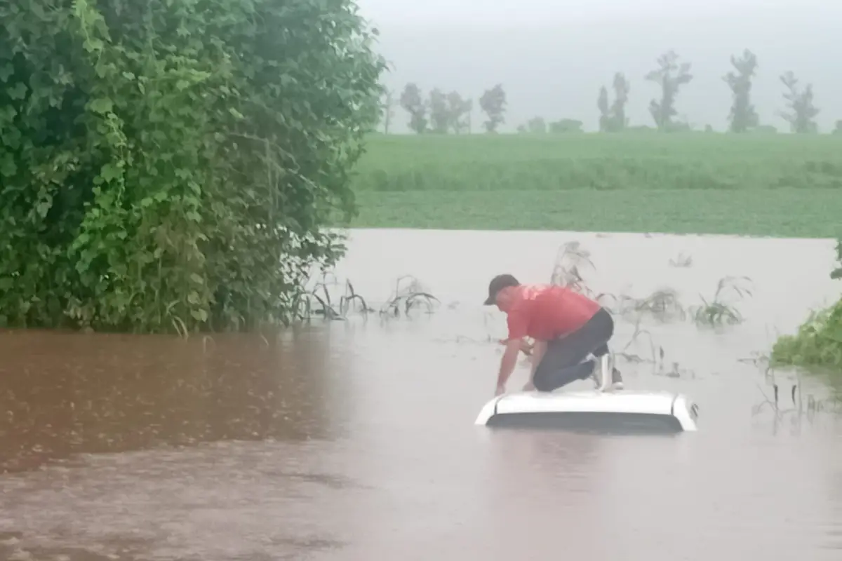 Una camioneta con el agua hasta el techo. 