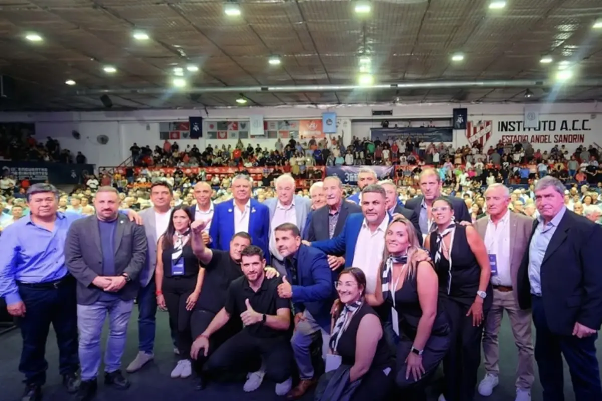 FEDERALISMO. Tapia rodeado de dirigentes del interior. El nuevo torneo federal también refuerza el peso político de las ligas dentro de la AFA.