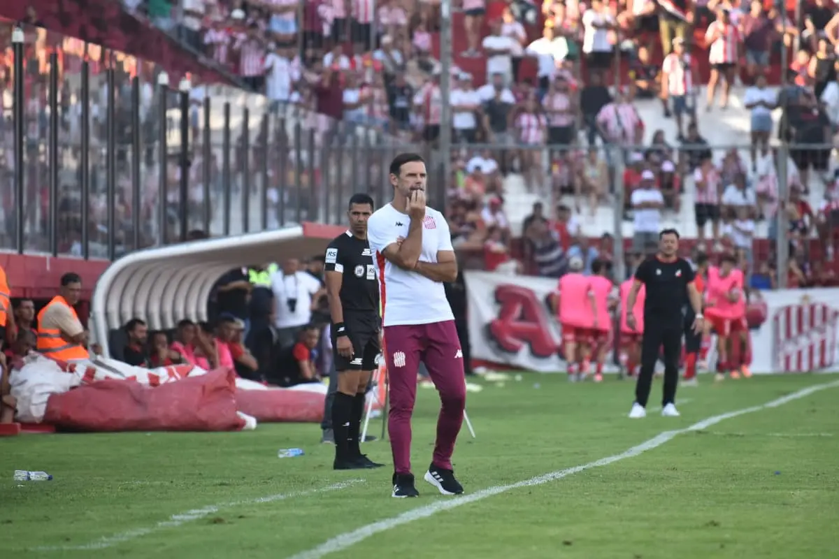 PENSATIVO. Yllana deberá ver como rearmar el equipo ante las bajas de Caco García y Santiago Briñone.