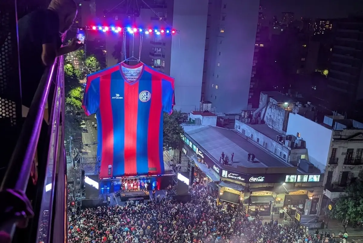 Con una camiseta gigante y miles de hinchas, San Lorenzo lanzó su nueva indumentaria