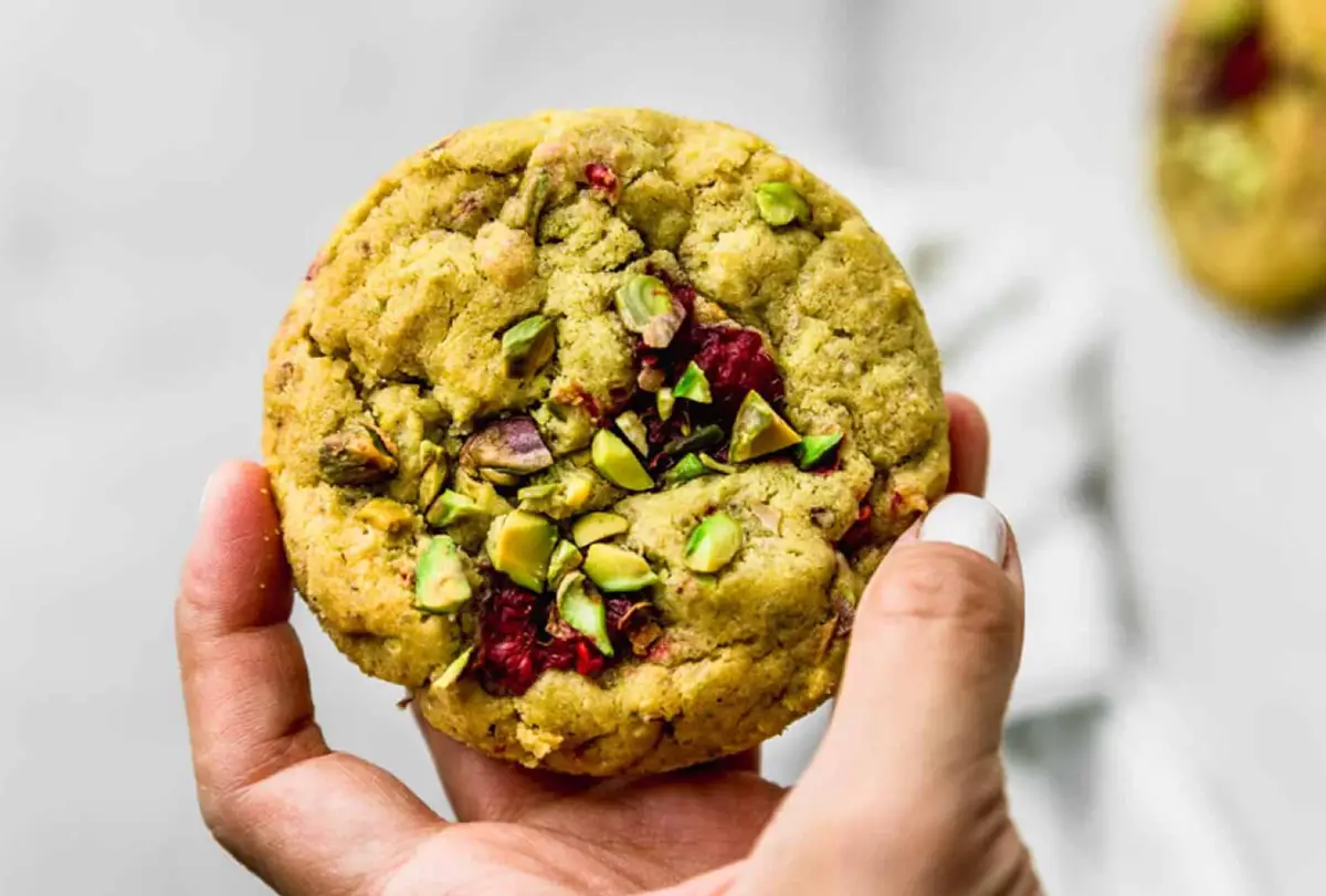La merienda perfecta se sirve con estas cookies de pistacho y frutos rojos