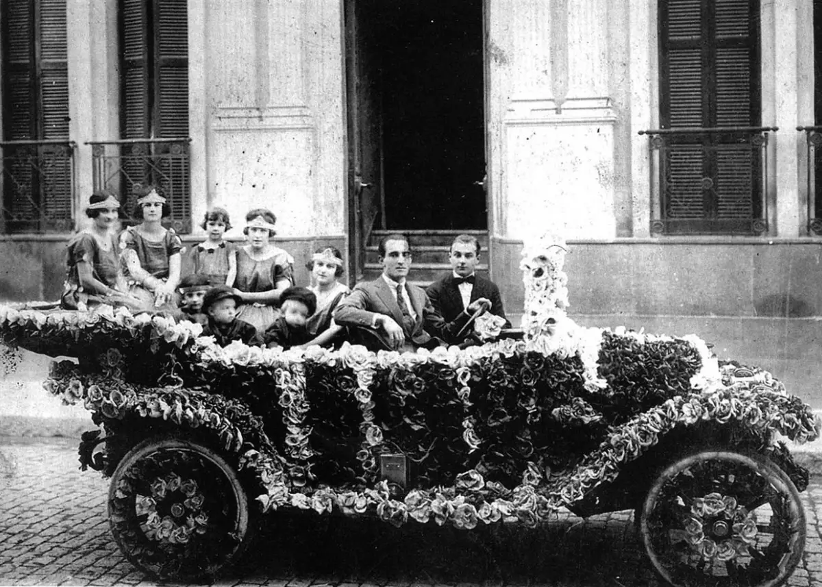 Recuerdos fotográficos: Un paseo en el auto de las flores en los años 20