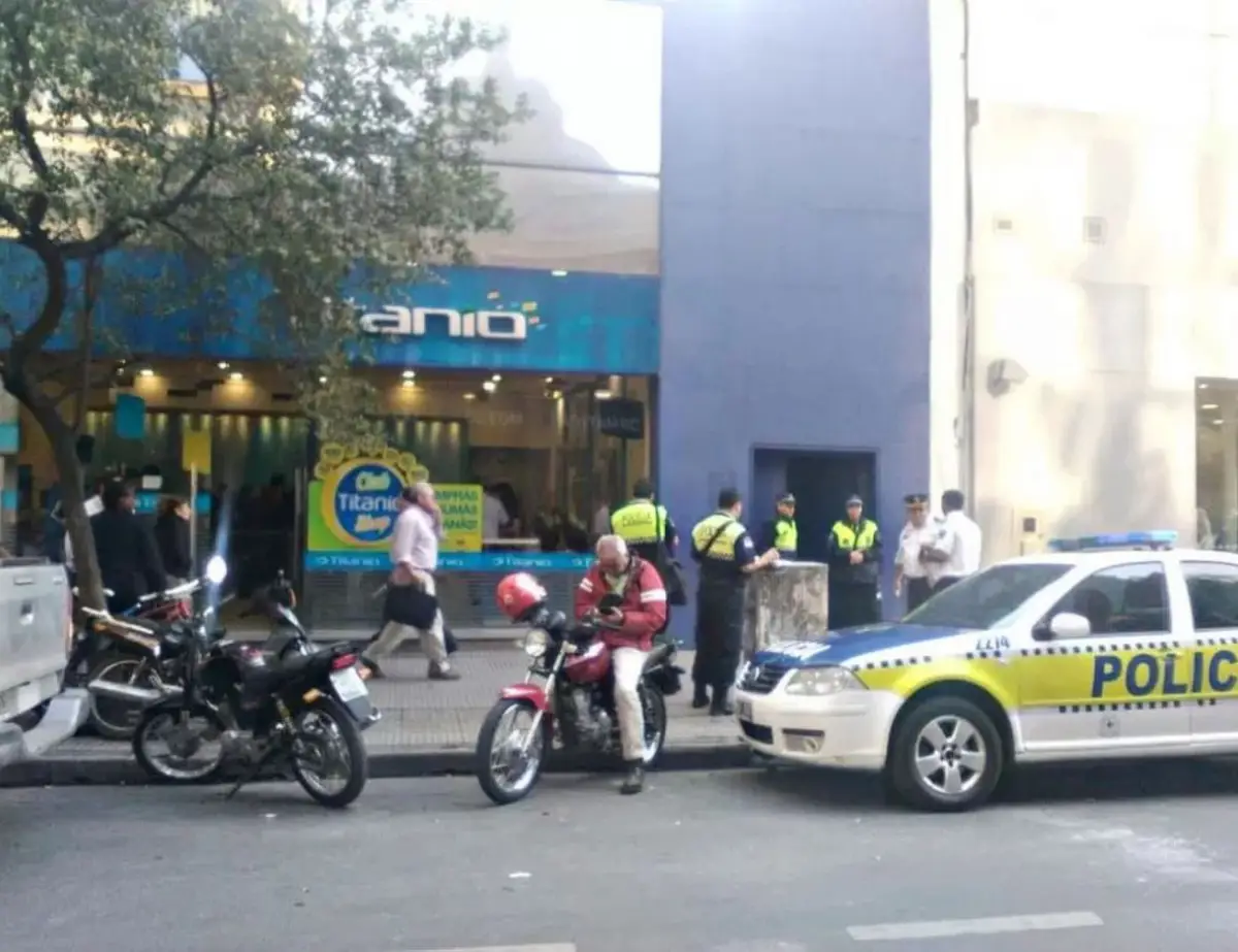 ATAQUE. Los ladrones entraron al local de la empresa, en San Martín al 800, y abrieron un boquete en la bóveda