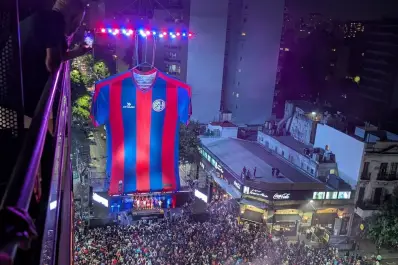 Con una camiseta gigante y miles de hinchas, San Lorenzo lanzó su nueva indumentaria
