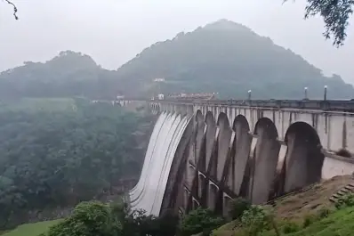 Escaba al límite: abrieron las compuertas del dique en medio del fuerte temporal