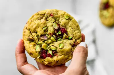La merienda perfecta se sirve con estas cookies de pistacho y frutos rojos