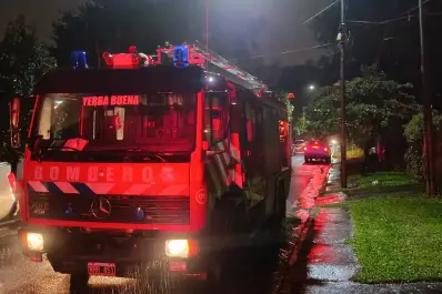 Voraz incendio en Yerba Buena: una vivienda sufrió pérdidas totales y trabajan seis dotaciones de bomberos