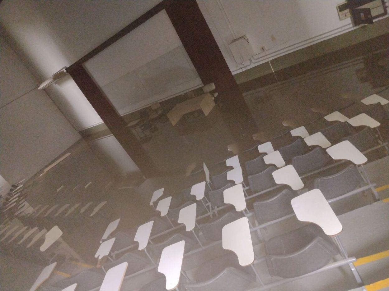 PUPITRES BAJO AGUA. Un aula de la facultad de Ciencias Económicas.
