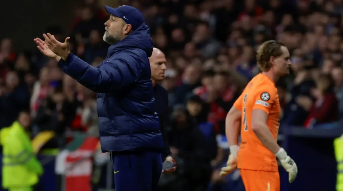 “Nunca hice algo así”: el DT del Tottenham explicó por qué cambió al arquero a los 15 minutos