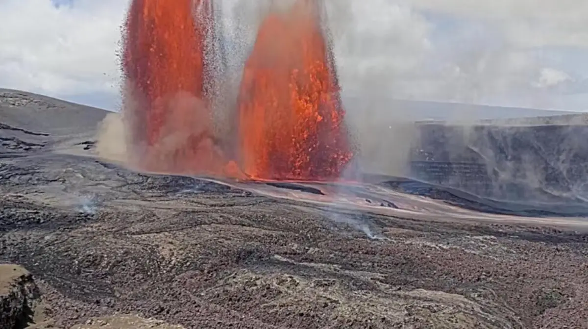 El volcán Kilauea lanzó columnas de humo y lava a 300 metros de altura. (Imagen Euronews)