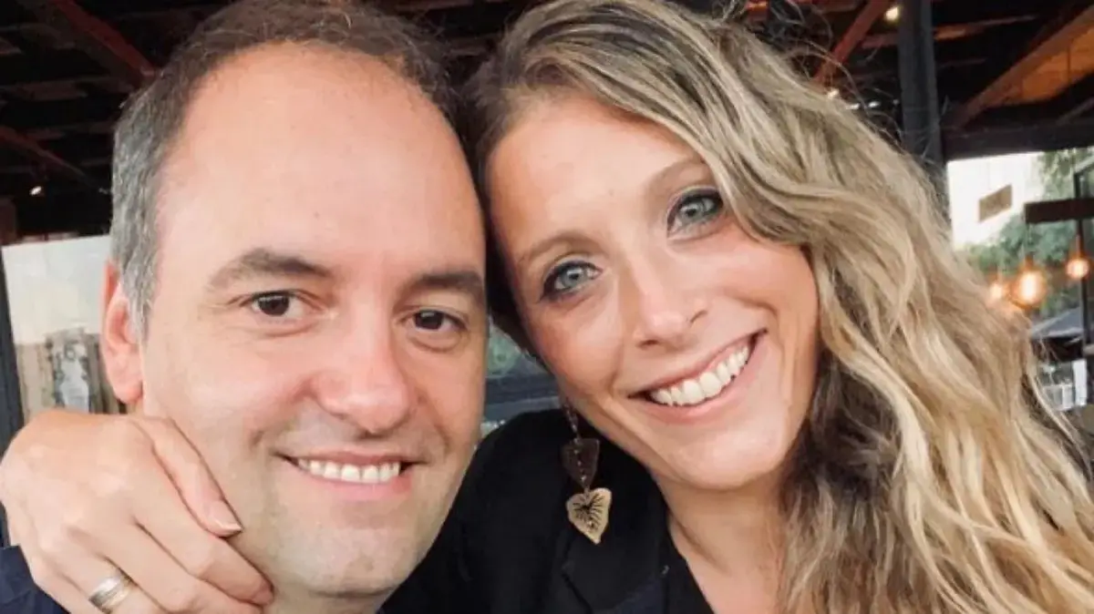 Quién es Bettina Julieta Angeletti, la esposa de Manuel Adorni que lo acompañó en su viaje a Nueva York