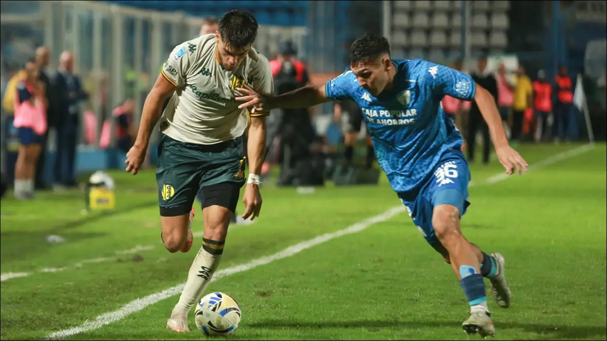 ADRENALINA. Atlético Tucumán y Aldosivi protagonizan un partido intenso en el Monumental José Fierro, con ambos equipos disputando cada pelota en busca de quedarse con los tres puntos.
