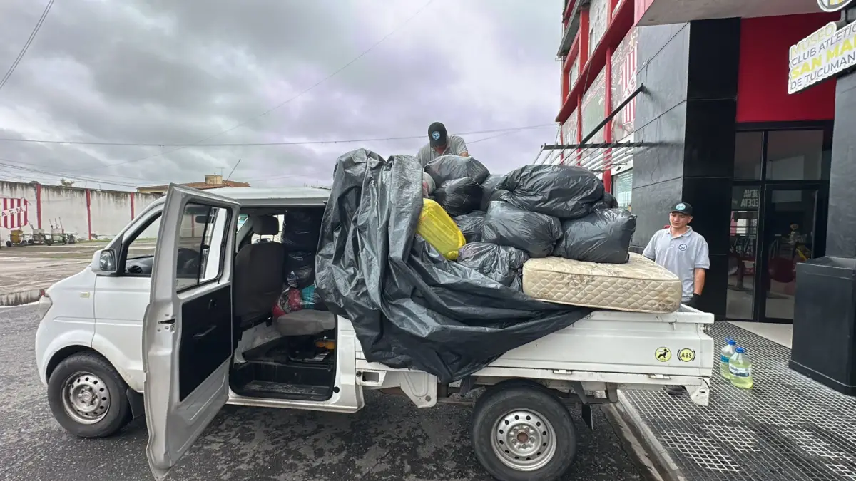SOLIDARIDAD. San Martín comenzó a trasladar las donaciones reunidas en el club para asistir a las familias afectadas por las inundaciones en Leales.
