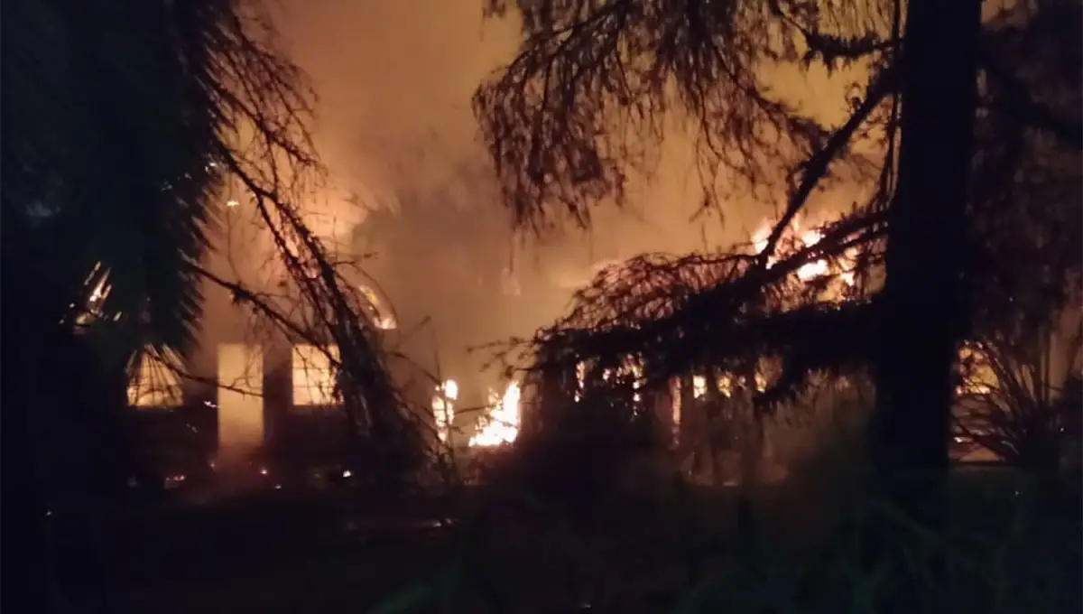 DRAMÁTICO. Las llamas consumieron todo el mobiliario de la casa ubicada en Cariola y Martín Fierro.
