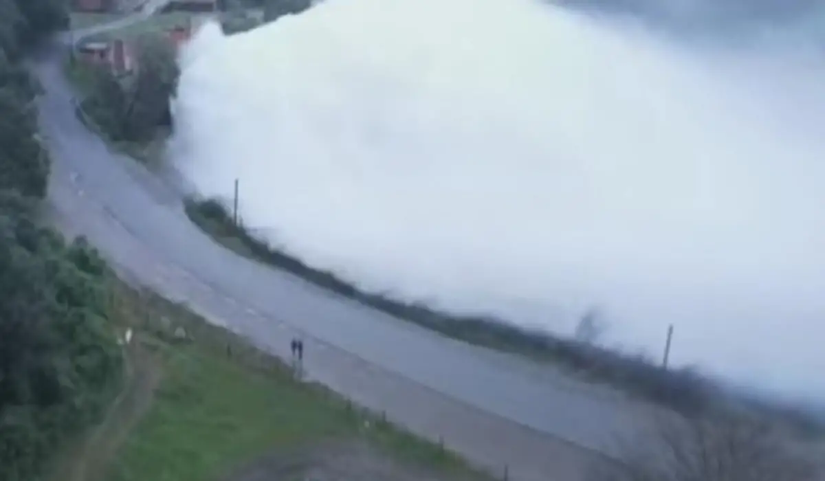 Alerta en El Cadillal: el agua supera la ruta y recomiendan no circular por la zona del vertedero