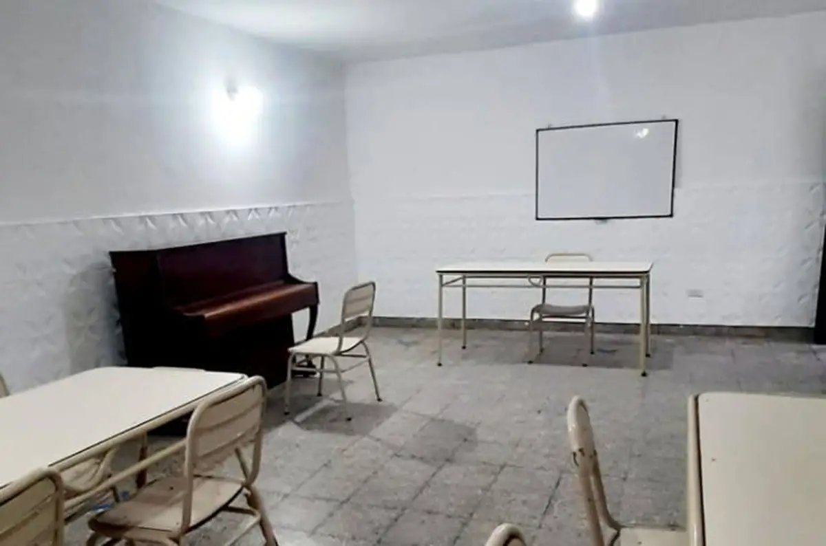 ANTES DE LA LLUVIA. El piano del anexo del Conservatorio Provincial de Música en Bella Vista.