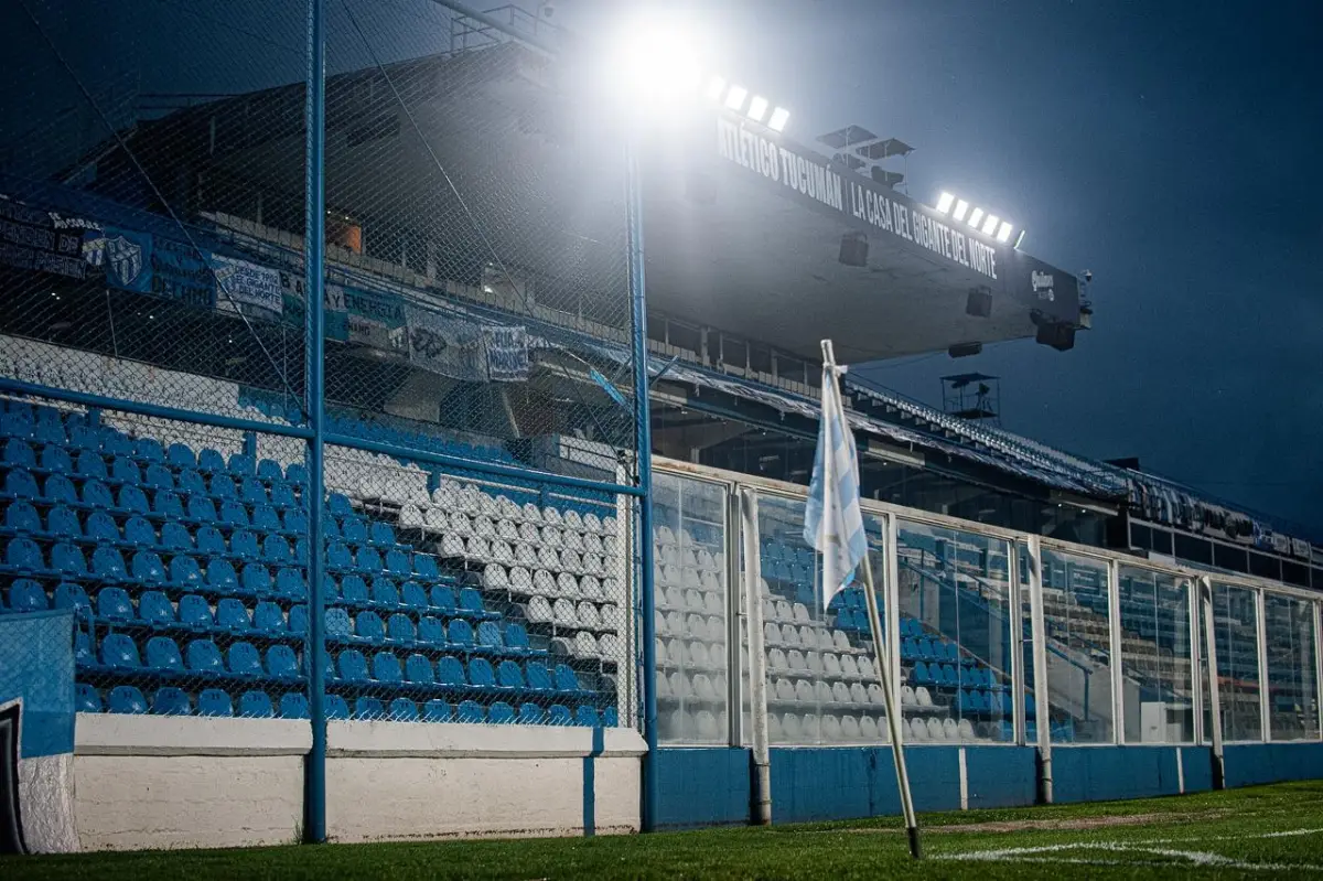 TODO LISTO. El piso del Monumental está impecable para recibir el duelo entre Atlético Tucumán y Aldosivi.