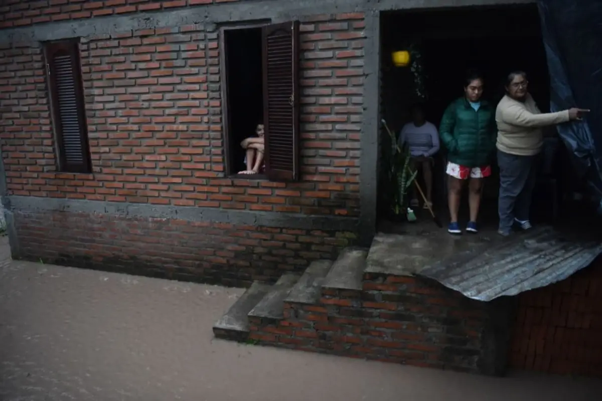 CON AGUA EN EL PATIO. Una familia pudo salvarse de la inundación por tener una construcción hecha a buena altura con respecto al suelo.