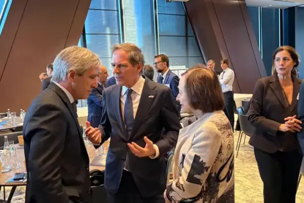 Luis Caputo buscará recomponer el diálogo con inversores en Nueva York tras los cruces de Milei con empresarios