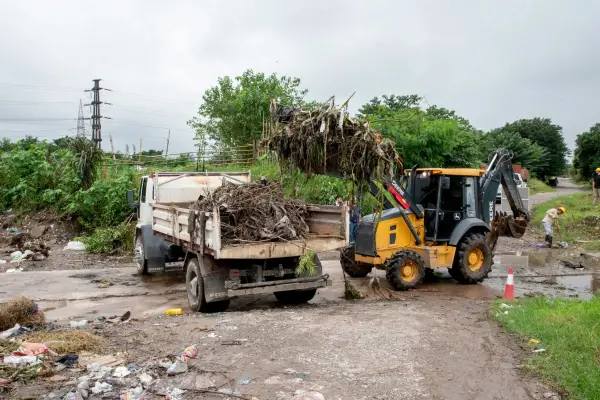 Refuerzan la limpieza de canales y desagües de la Capital tras el temporal