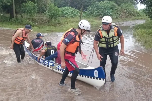 Temporal en Tucumán: rescataron familias y docentes aisladas en distintos operativos