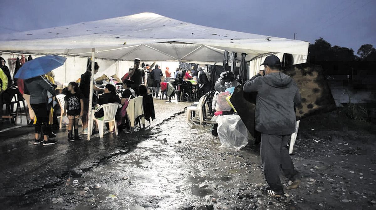 CARPAS PARA PASAR LA NOCHE. En varias localidades, sobre todo en La Madrid, los pobladrores debieron salir a la ruta porque sus casas se inundaron.
