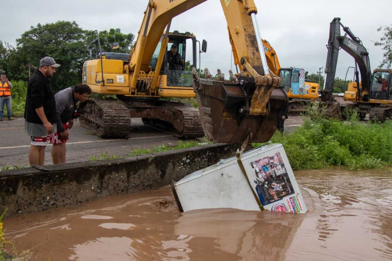 TODO PERDIDO. Una retroexcavadora sacó una heladera arrastrada.