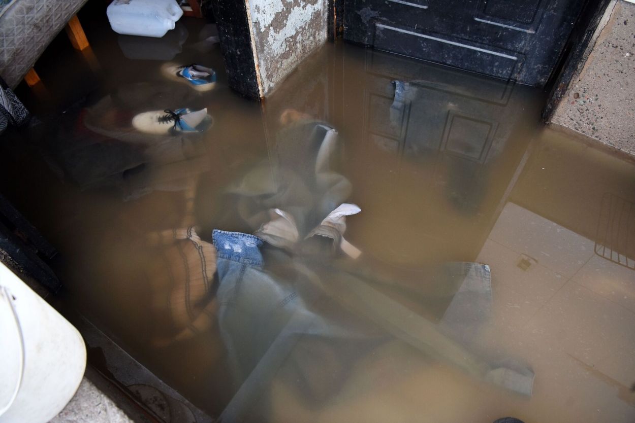 TODO EMPAPADO. En muchas casas, la ropa y los calzados quedaron tapados por el agua.