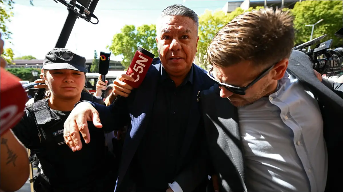 INDAGATORIA. El presidente de la AFA llegó cerca de las 11 a los tribunales federales y presentó un escrito ante el juez Diego Amarante.