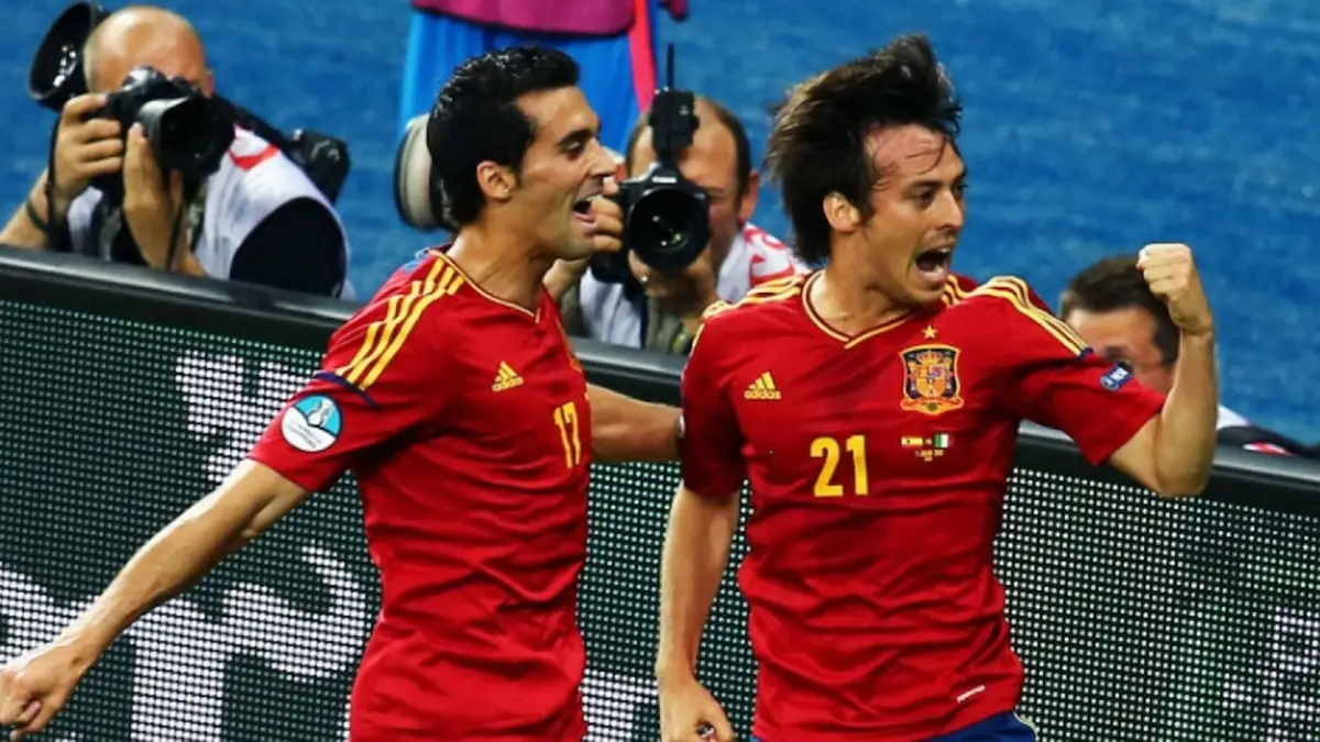 PUÑOS APRETADOS. David Silva (con la 21) celebra un gol con la selección española.