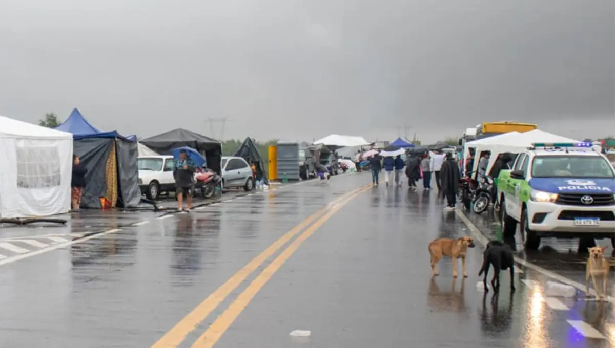 CORTADA. La ruta 157, empleada por los vecinos de La Madrid para huir de las inundaciones, fue socavada y el tránsito hacia el sur se encuentra interrumpido.