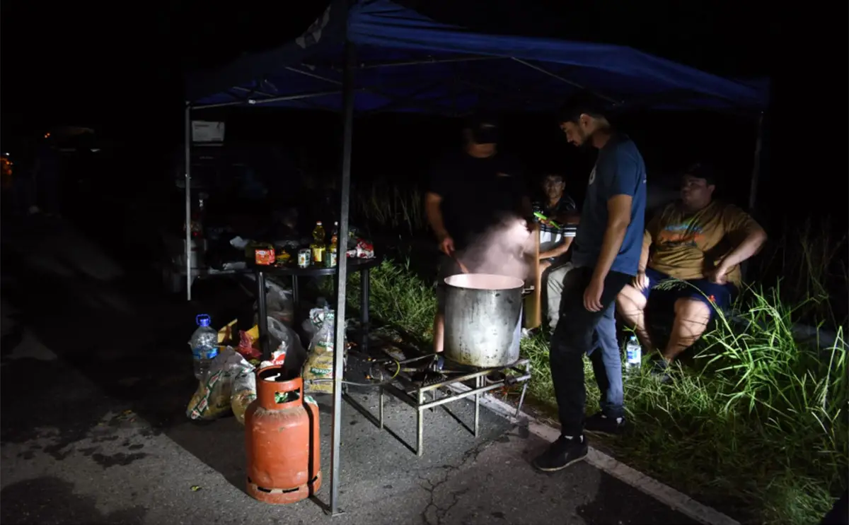 A MEDIA LUZ. La gente tuvo la opción de cocinar al borde de la ruta.
