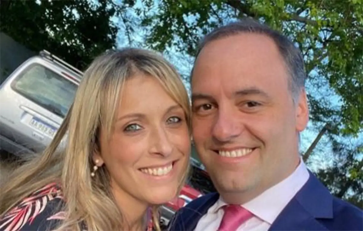 POLÉMICA. Adorni, junto a su esposa Bettina Angeletti.