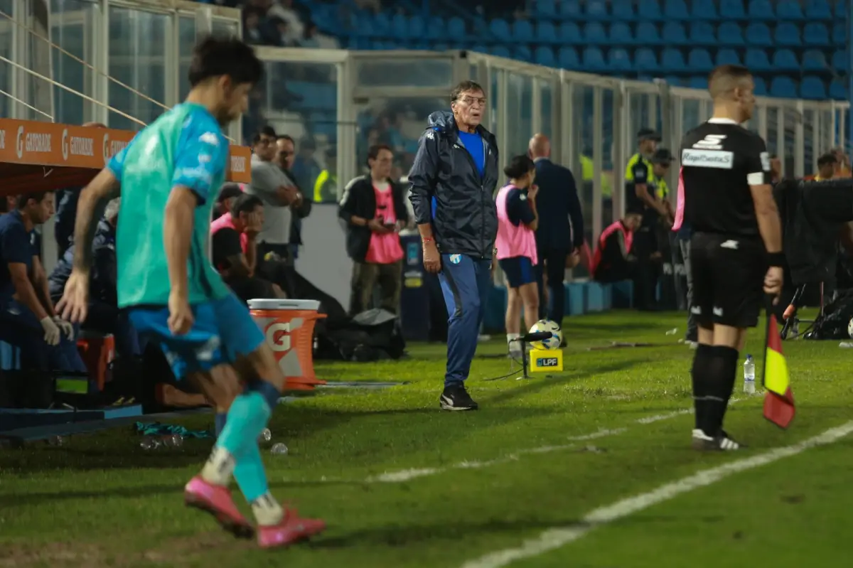 DEBUT. El flamante nuevo entrenador del Decano no pudo imponer su estilo y el resultado fue un empate de local con sabor a derrota. | FOTO: Nicolas Nuñez especial para LA GACETA.