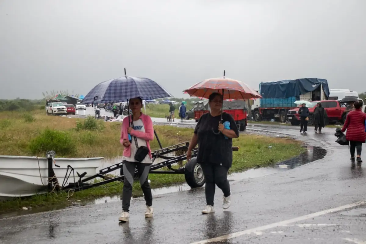 Segundo día sobre la ruta, vecinos de La Madrid siguen refugiados sobre la ruta 157. Las lanchas están sin salir por falta de combustible