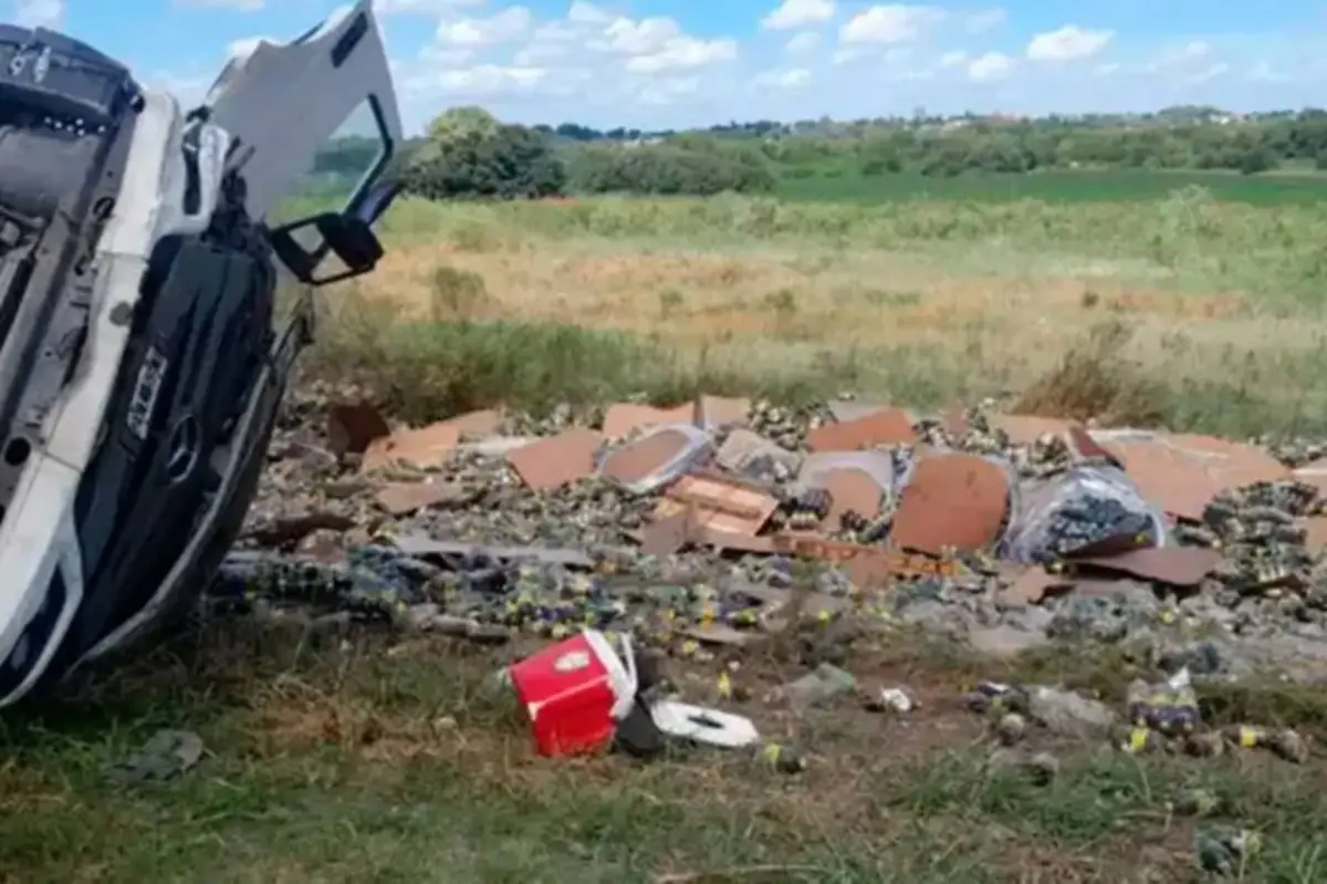 Volcó un camión cargado con fernet y los vecinos aprovecharon para llevarse las botellas