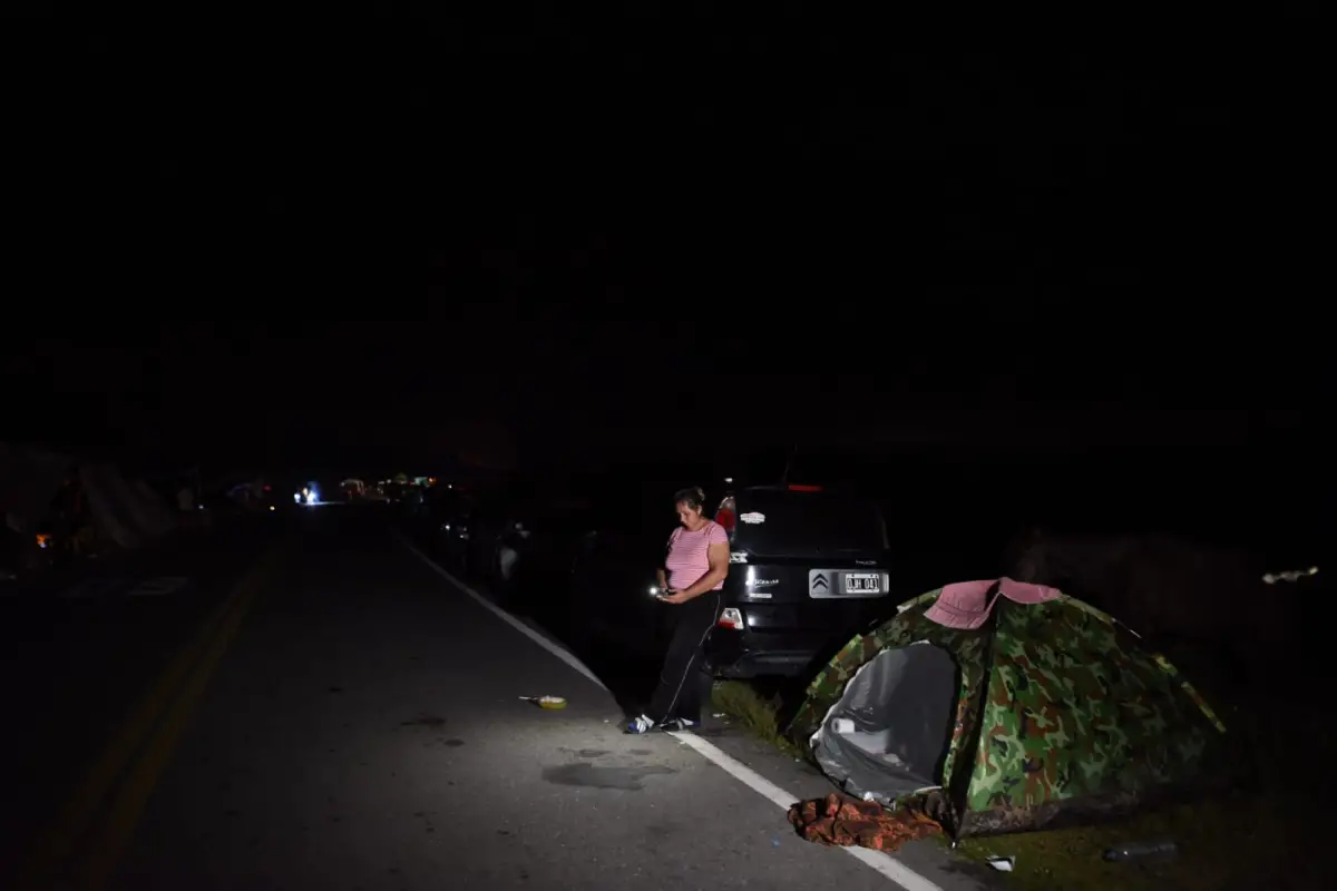 CARPA. Una mujer que había instalado una carpa en plena ruta, se despertó en medio de la noche. LA GACETA / FOTO DE DIEGO ARÁOZ