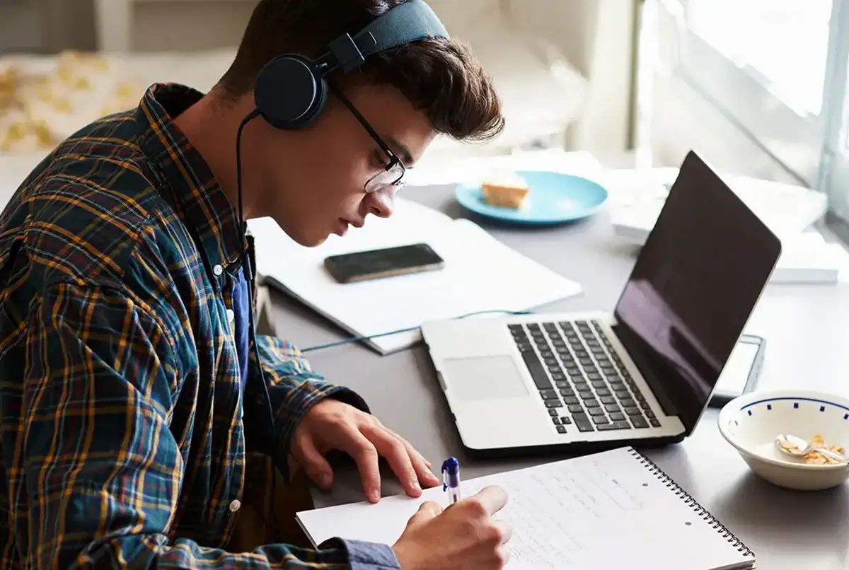 Estudiar poco tiempo y ganar mejores sueldos: las carreras online más convenientes