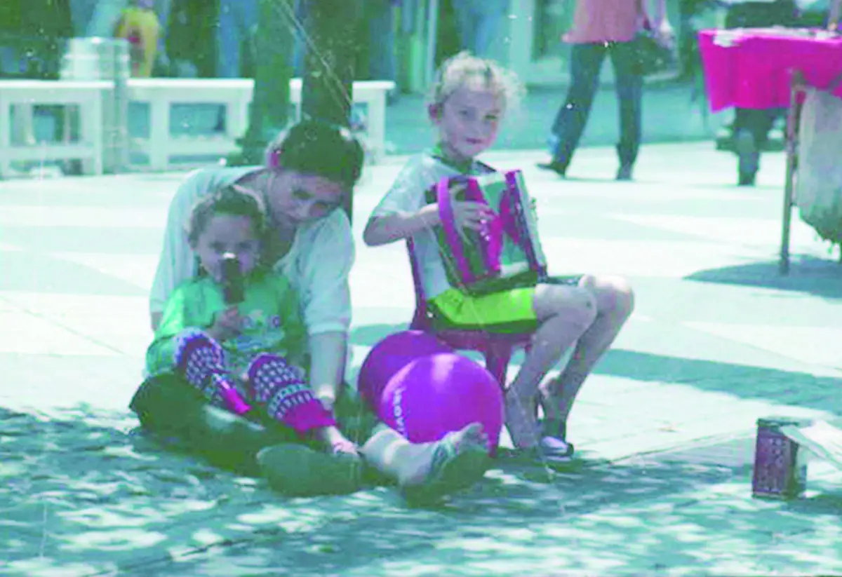 Recuerdos fotográficos: 1999. Revuelo de las autoridades por los niños rumanos que tocaban el acordeón en la peatonal