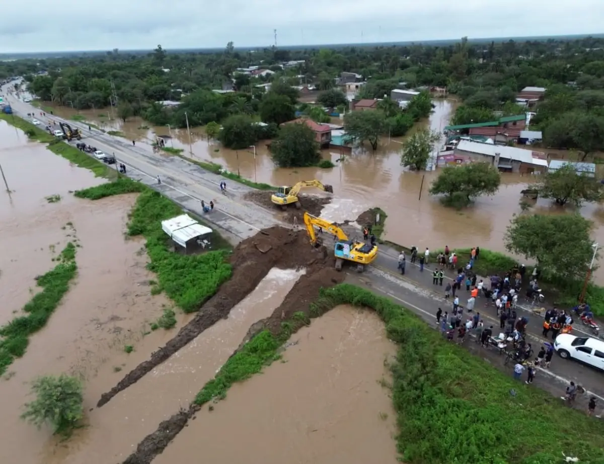 PARA DRENAR. Maquinaria pesada rompió la ruta 157 en tres tramos.
