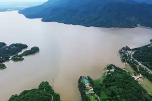 El dique El Cadillal alcanzó valores elevados y el agua sobrepasa la ruta