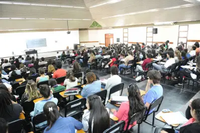 Los docentes universitarios se unen para debatir sobre sus problemas y su futuro