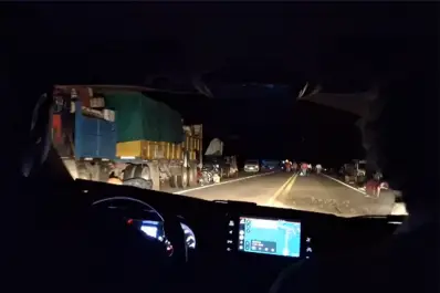 LA GACETA pasa la noche en La Madrid: ya no llueve, pero muchos vecinos volvieron al costado de la ruta