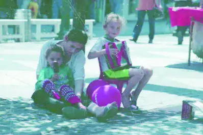 Recuerdos fotográficos: 1999. Revuelo de las autoridades por los niños rumanos que tocaban el acordeón en la peatonal